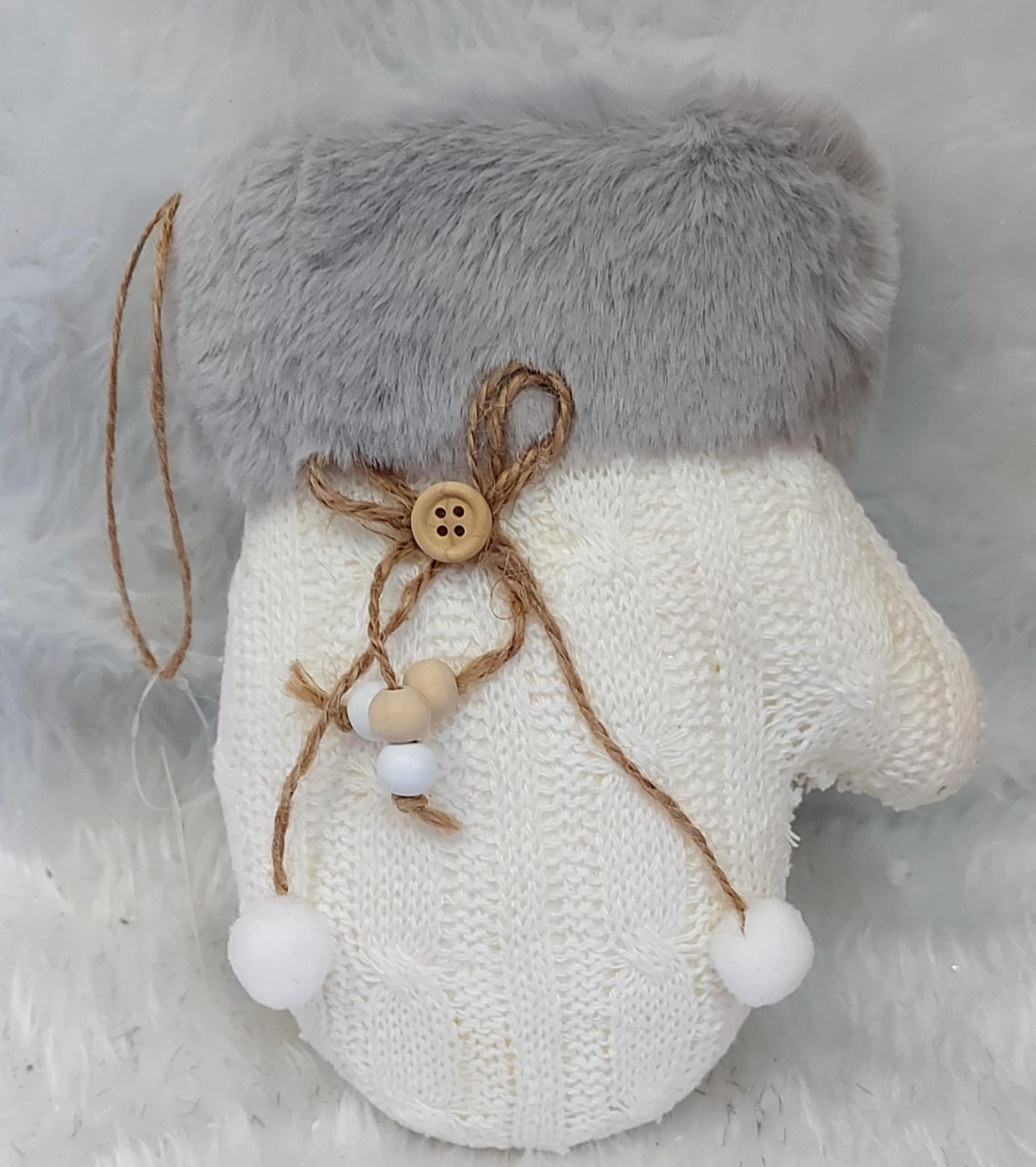 Ornament Crăciun mănușă albă tricotată cu blăniță gri și fundiță rustică - 19cm